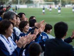 三重高校サッカー部を応援する保護者と選手たち